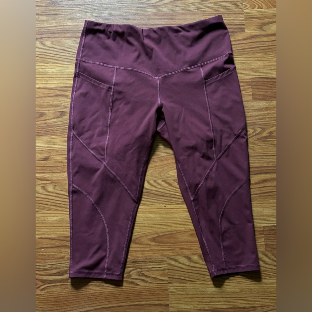 maroon Capri